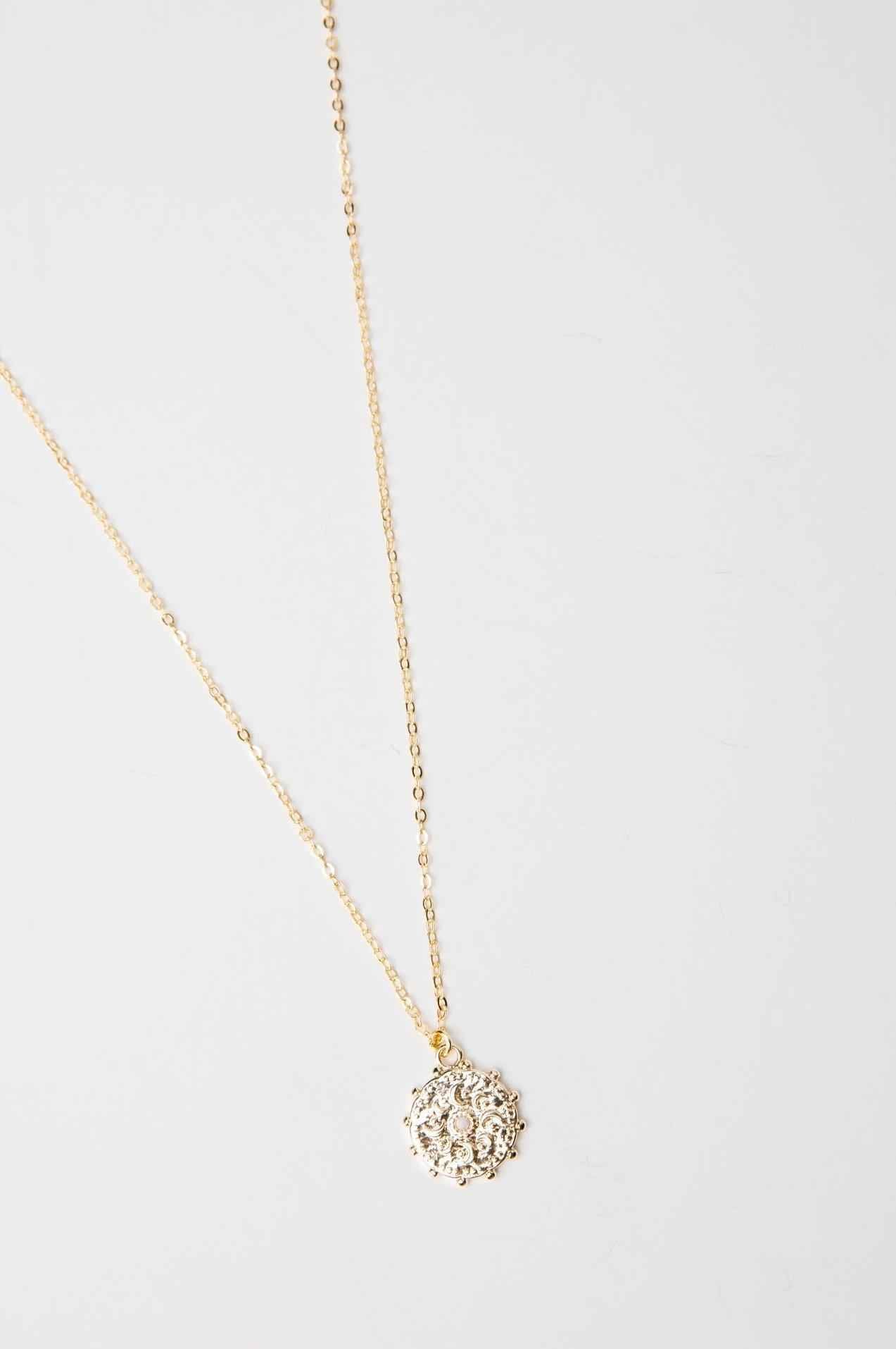 Opal Gold Medallion Necklace – Elegant and Unique Jewelry Piece