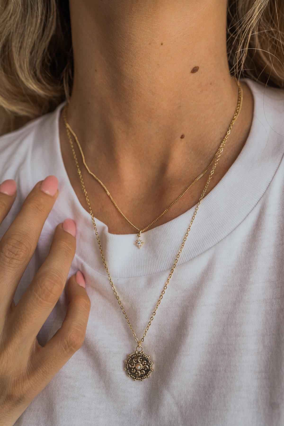 Opal Gold Medallion Necklace – Elegant and Unique Jewelry Piece