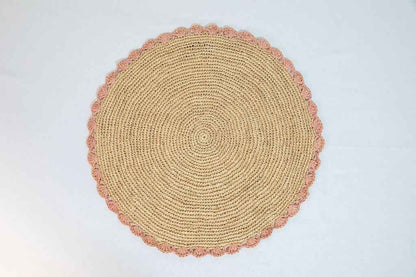 Aura Pink edge placemat, Woven raffia tabletop
