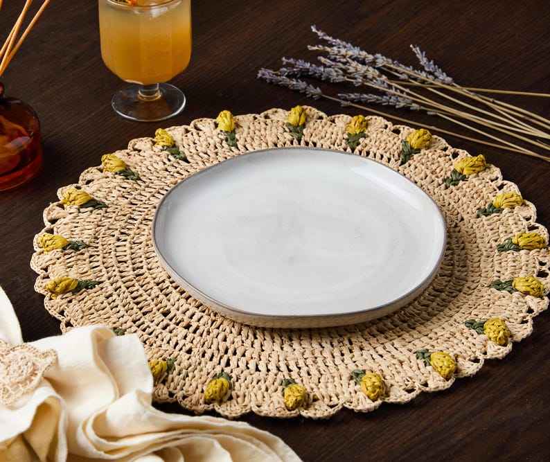 Handmade Tulip Placemat – Raffia Crochet Floral Table Mat – Spring & Easter Table Decor – Artisan Tableware – Boho Dining Accent