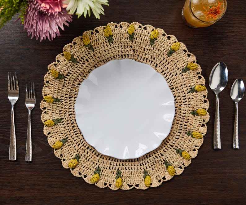 Handmade Tulip Placemat – Raffia Crochet Floral Table Mat – Spring & Easter Table Decor – Artisan Tableware – Boho Dining Accent