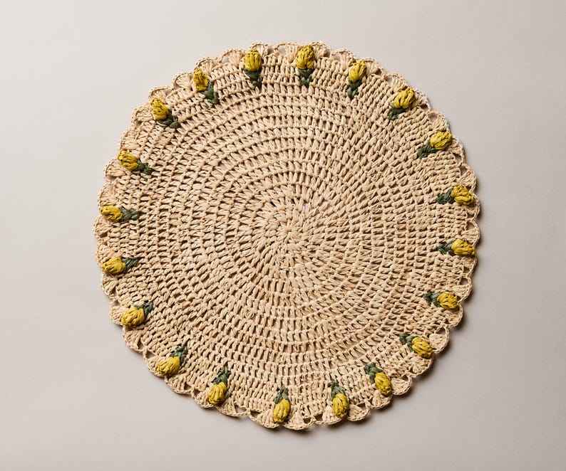 Handmade Tulip Placemat – Raffia Crochet Floral Table Mat – Spring & Easter Table Decor – Artisan Tableware – Boho Dining Accent