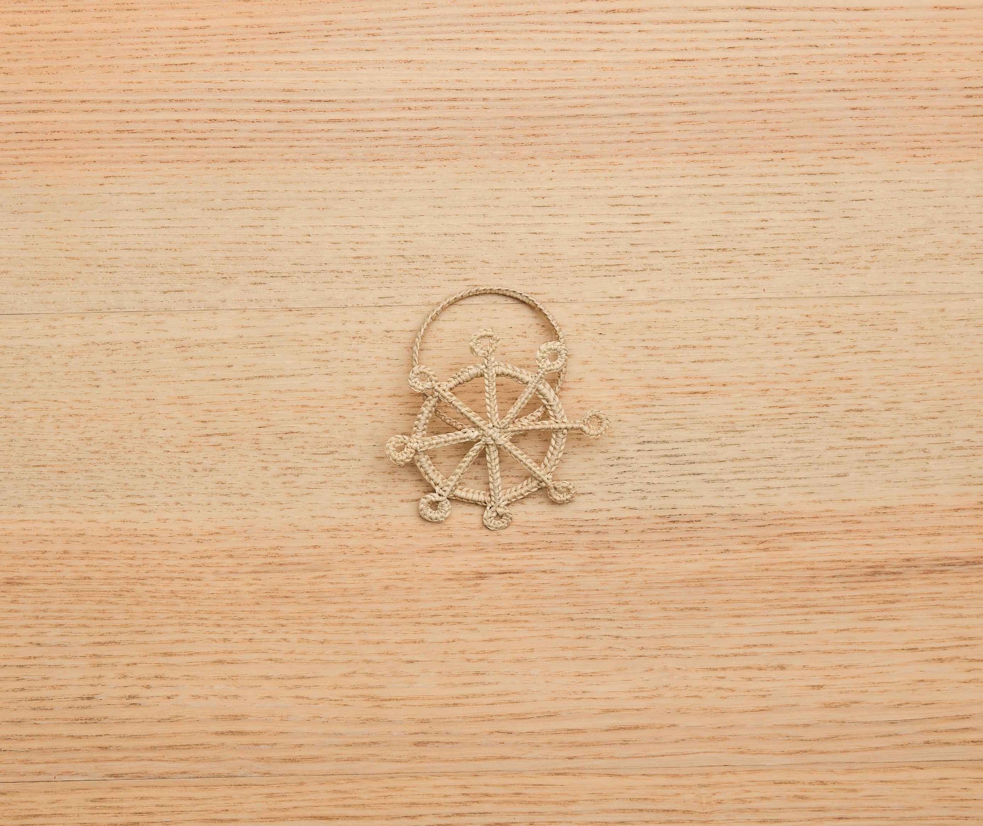 Coastal Ship Wheel Napkin Ring – 2.5” Handwoven Iraca Palm – Nautical Table Decor from Colombia